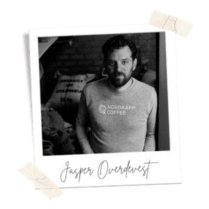 Jasper Overdevest in koffiebranderij Nordkapp Coffee